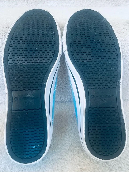 Airwalk Light Blue Low-Top Canvas Sneakers - Picture 9 of 9